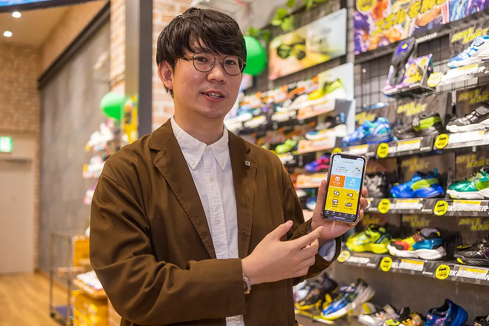 アプリを紹介するリテール推進部 清原 功貴(きよはら こうき)さん
